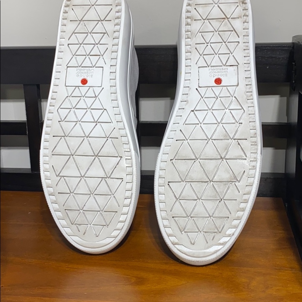 Sneakers. - Picture 3 of 3